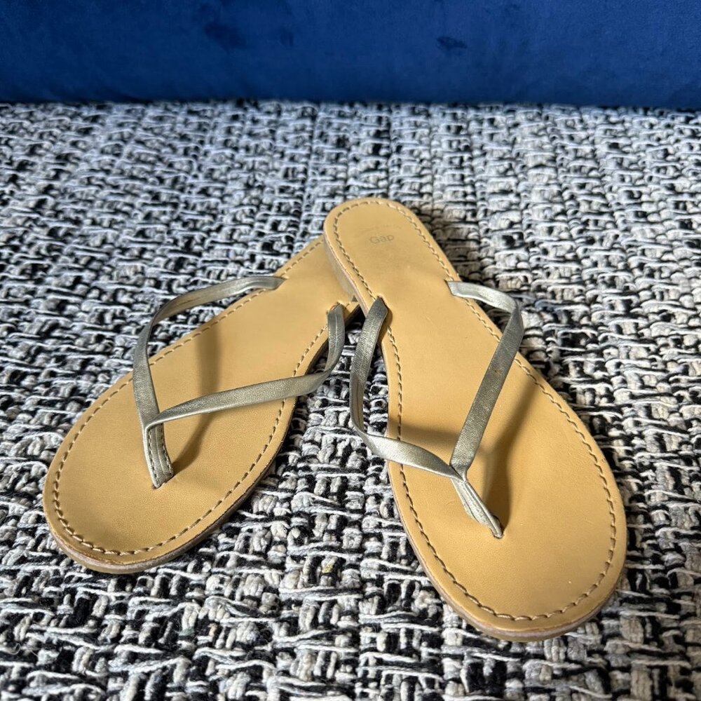 GAP Faux Leather Silver Thin Flip Flops Classic Sandals Size 7